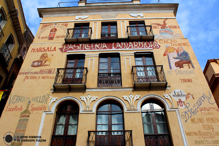 Fachada con publicidad histórica en el centro de Iglesias