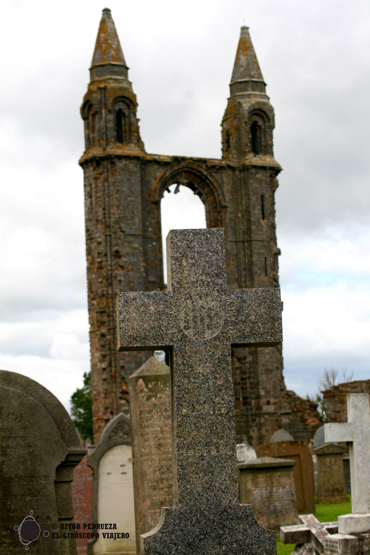 Cruz junto a la Catedral de Saint Andrews