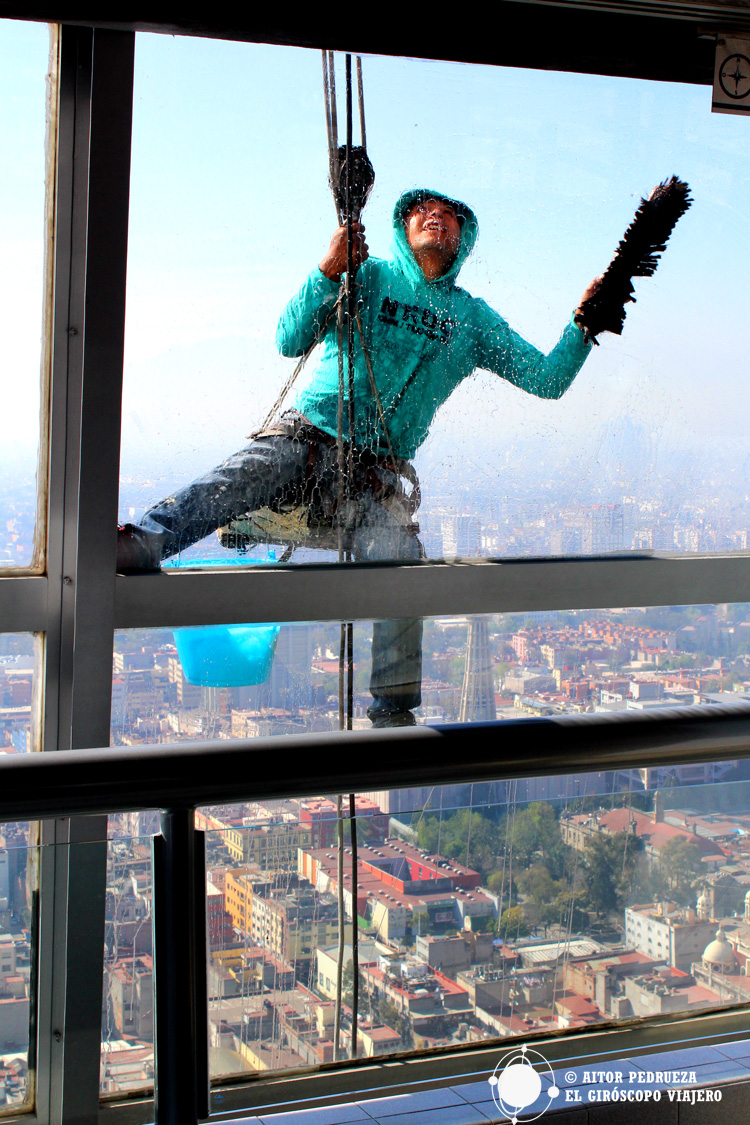Spiderman en la Torre Latinoamericana