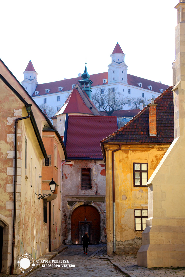 Casas del centro de Bratislava con el castillo