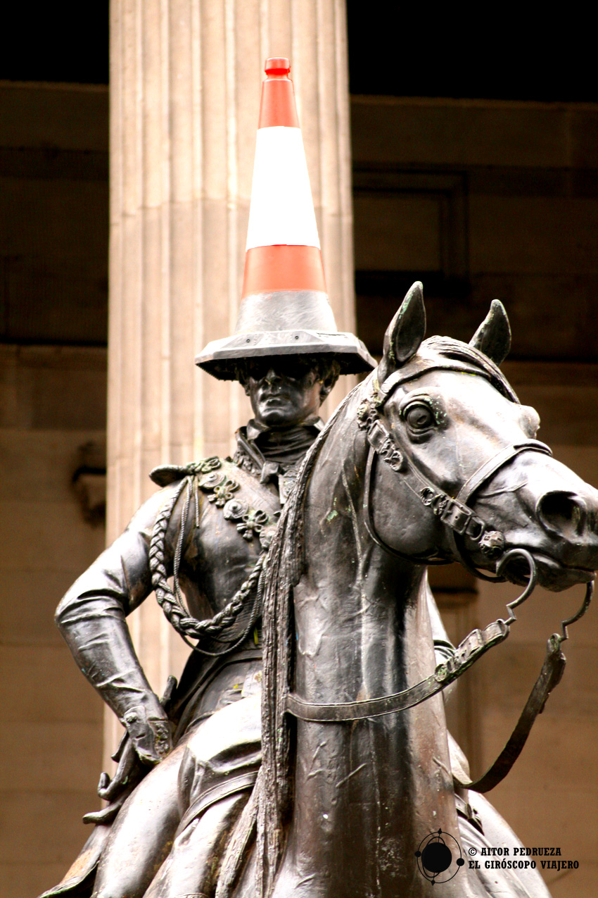 Estatua del Duque de Wellington con el cono en su cabeza