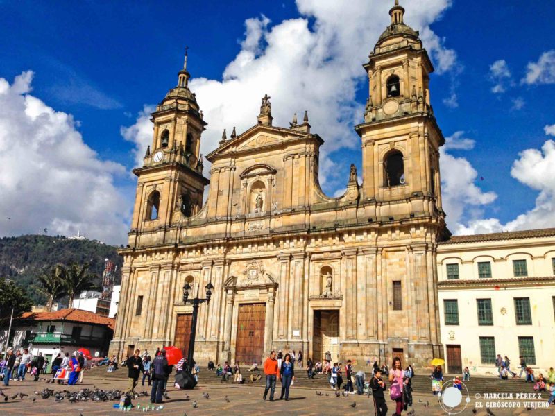 La preciosa Catedral Primada de Bogotá en la Plaza Bolívar