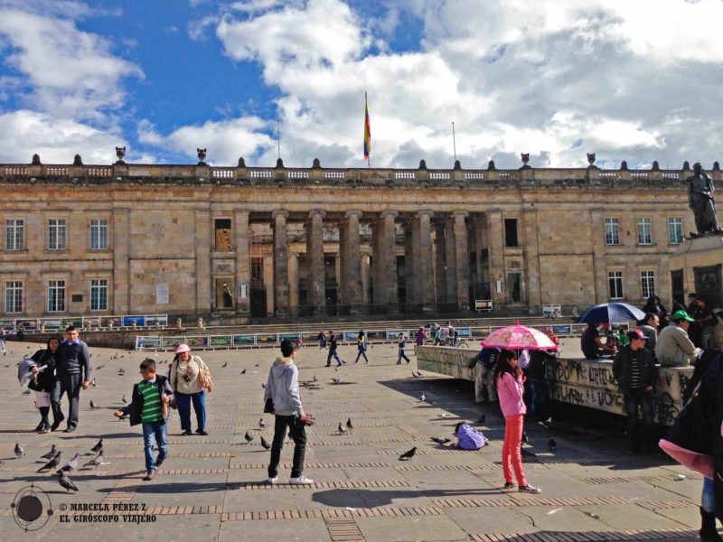 Ambiente en la Plaza Bolívar y en el fondo el Capitolio de Bogotá