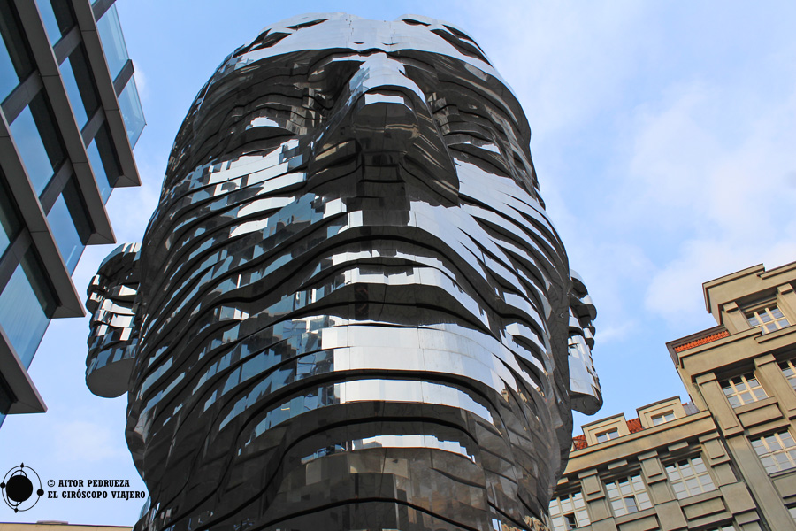 Inmensa escultura con el busto de Frank Kafka, obra de David Černý, cerca de la estación de metro Národní Třída