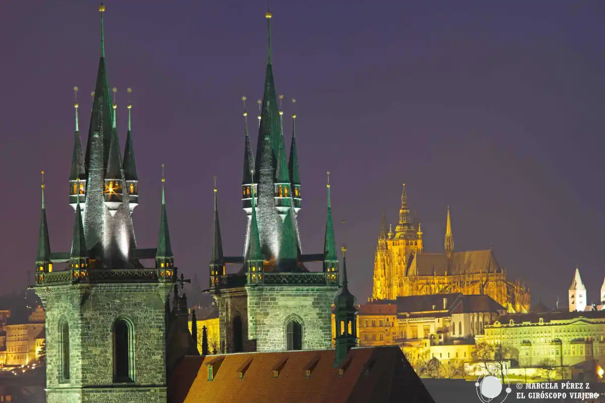 Torres de la Iglesia de Tyn en el cielo de Praga con la catedral en el castillo al fondo ©Marcela Pérez Z.