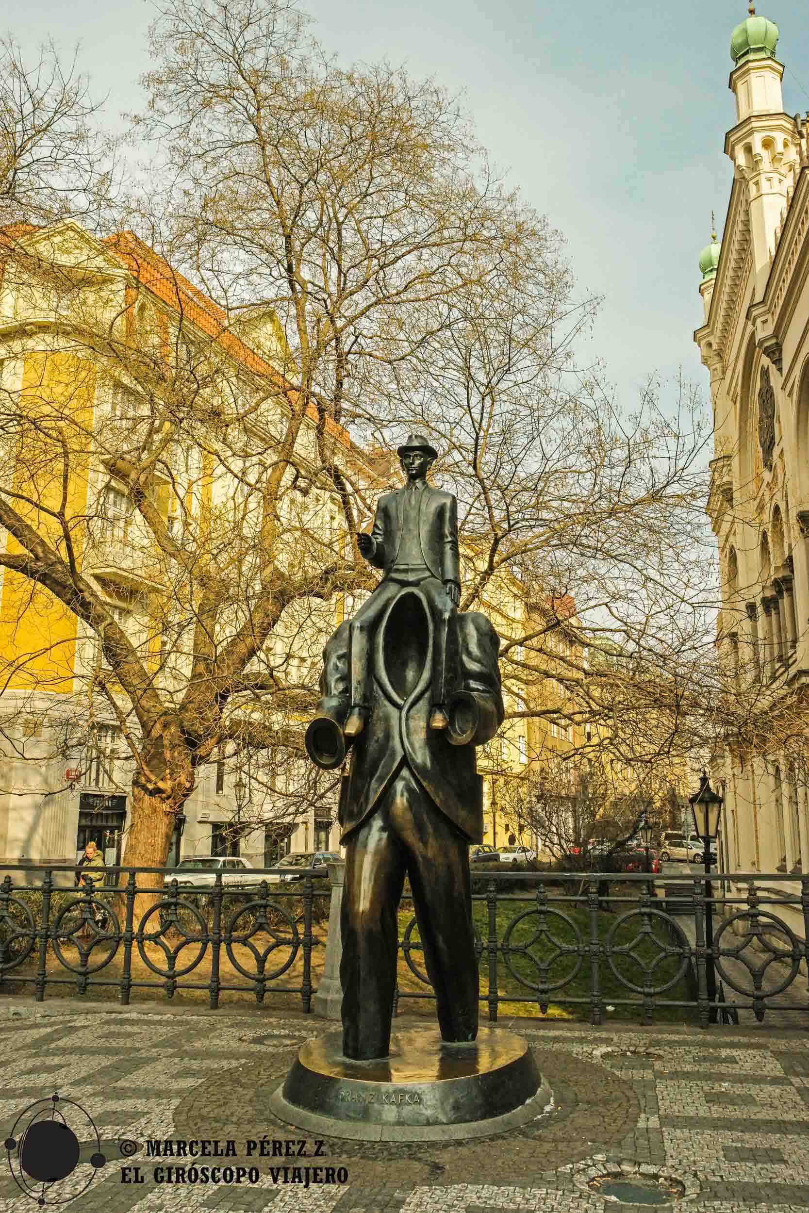 Escultura de Kafka en el exterior de la Sinagoga Española