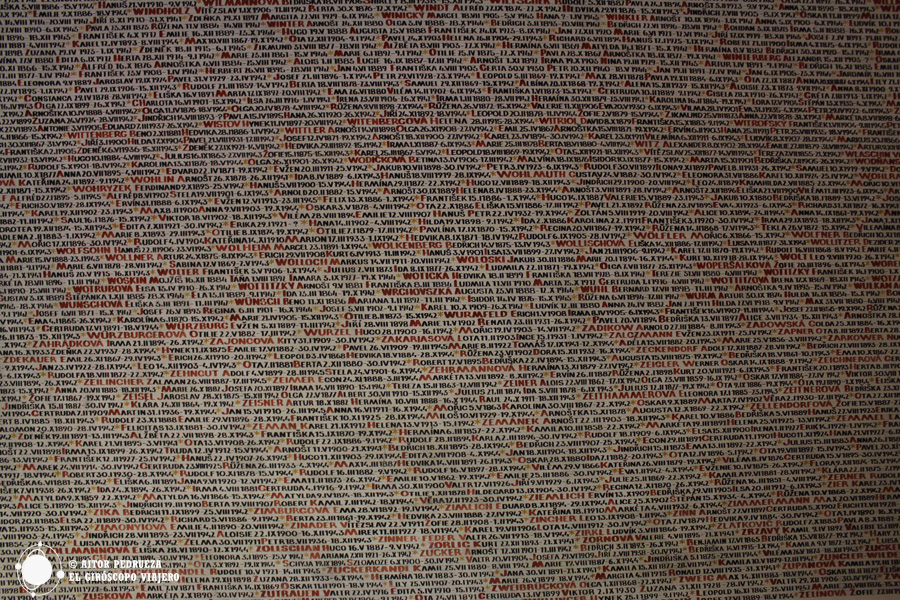 Nombres de víctimas de los campos de concentración nazi en el interior de la Sinagoga Pinkas
