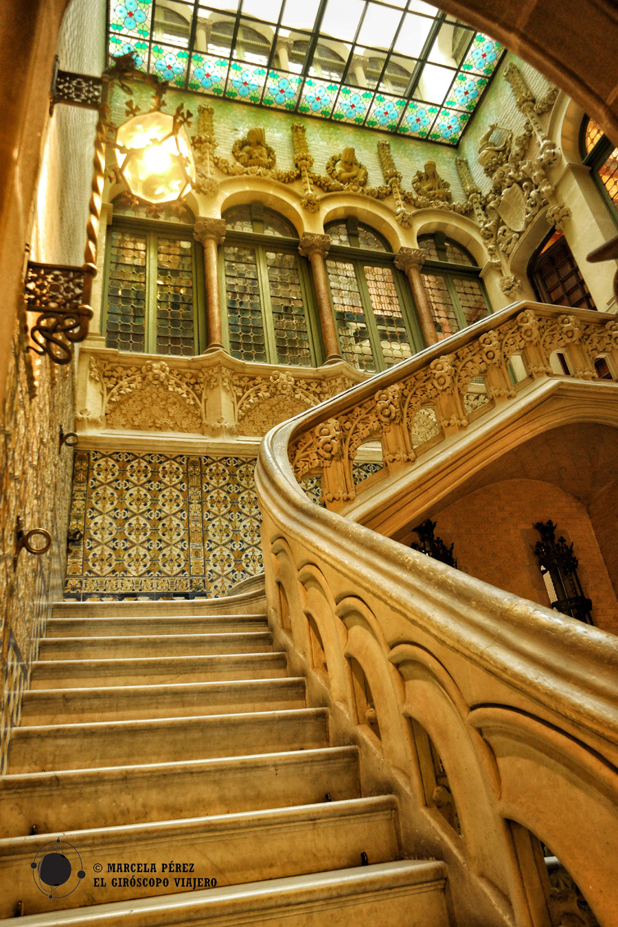 Escalera principal en el interior del palacio Baró de Quadras