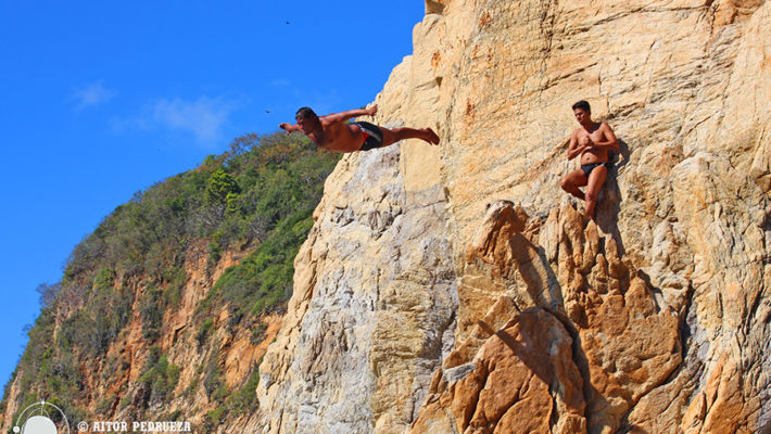 El espectáculo de los clavadistas de Acapulco en la Quebrada