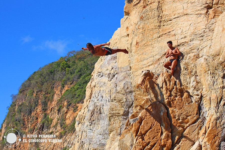El salto majestuoso de un clavadista en la Quebrada que asemeja al vuelo de un pájaro