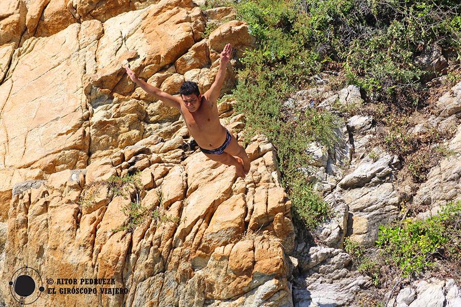 Salto de un clavadista en la Quebrada de Acapulco
