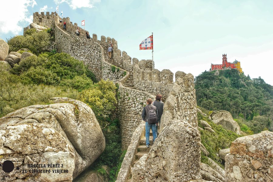 Buen punto fotográfico para captar parte de la muralla del Castillo de los Moros y el Palacio de Sintra ©Marcela Pérez Z.