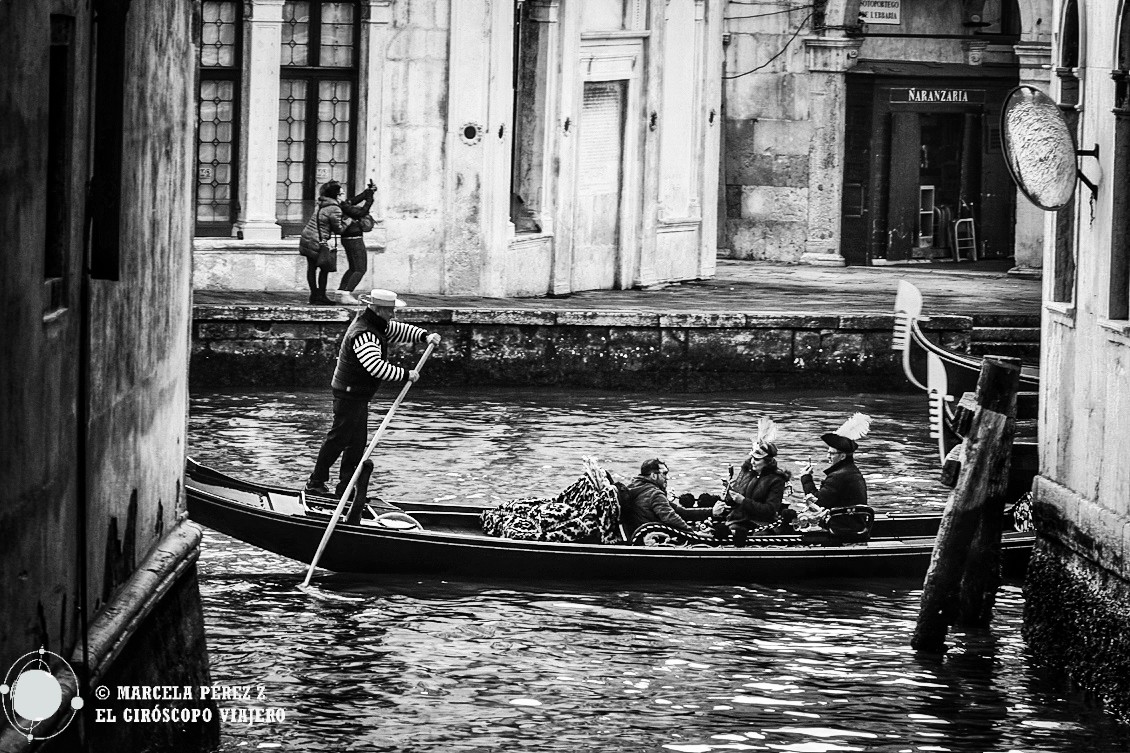Gondoleros surcando los canales de mi Venecia vetusta ©Marcela Pérez Z.