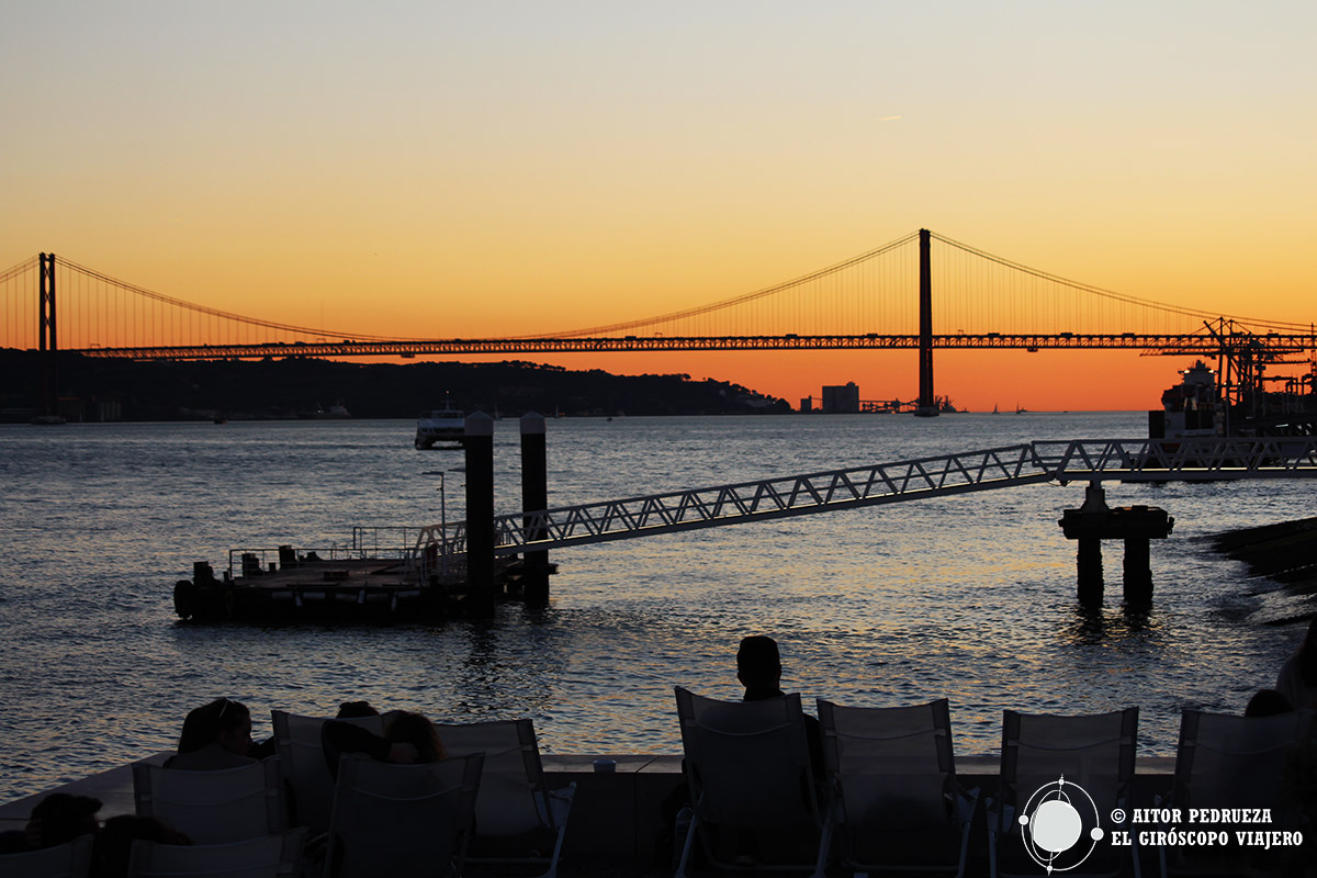 Atardecer en Lisboa con el Puente 25 de abril al fondo 