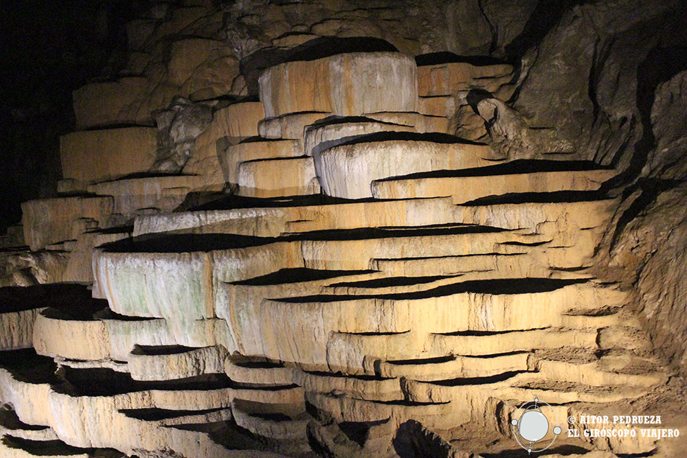 Plataforma de cascadas de la cueva de Skocjan
