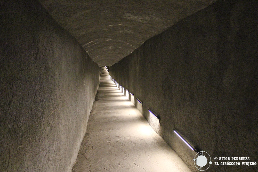 Túnel excavado para entrar en la cueva de Skocjan