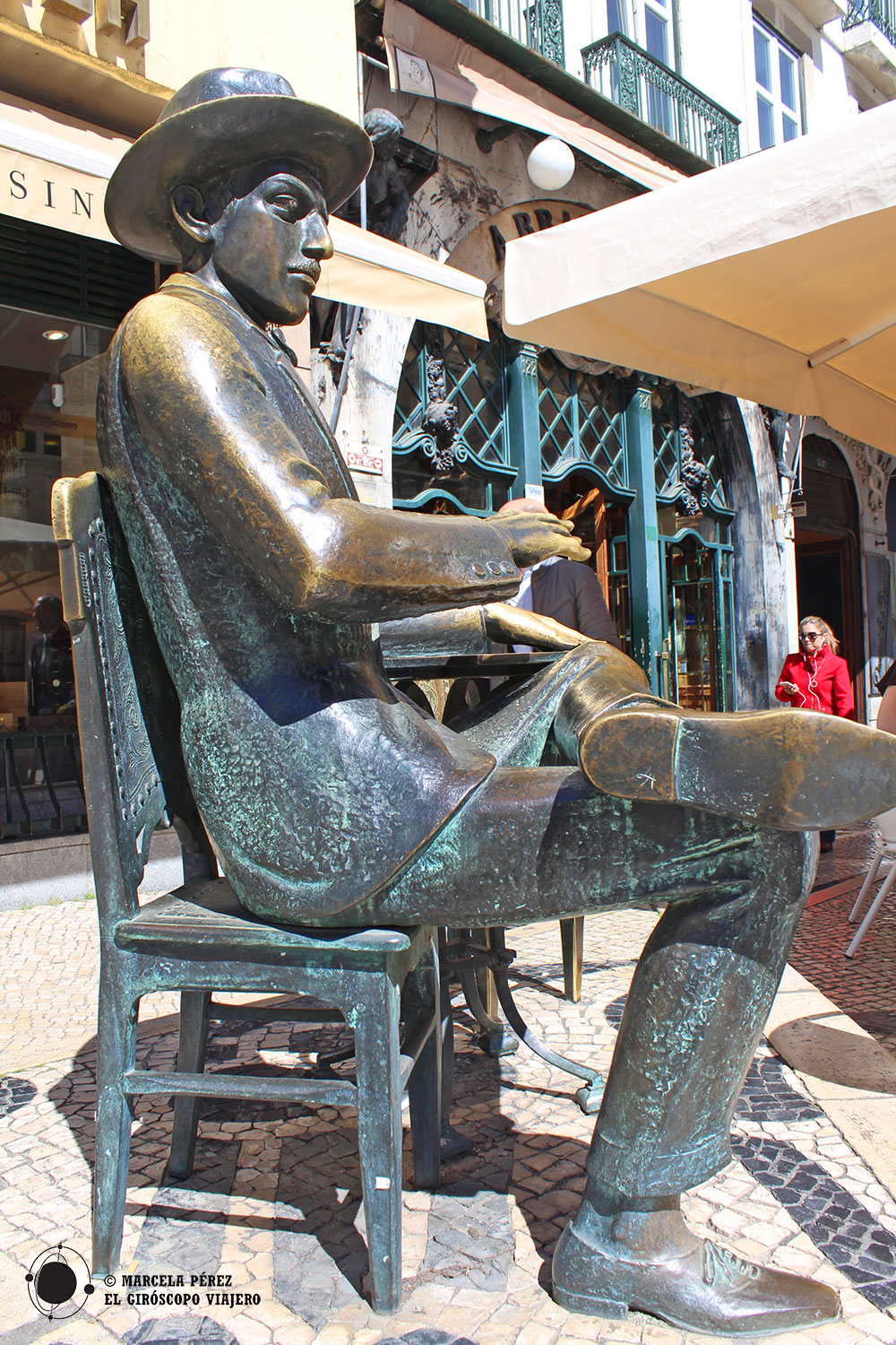 Estatua de Pessoa en Lisboa