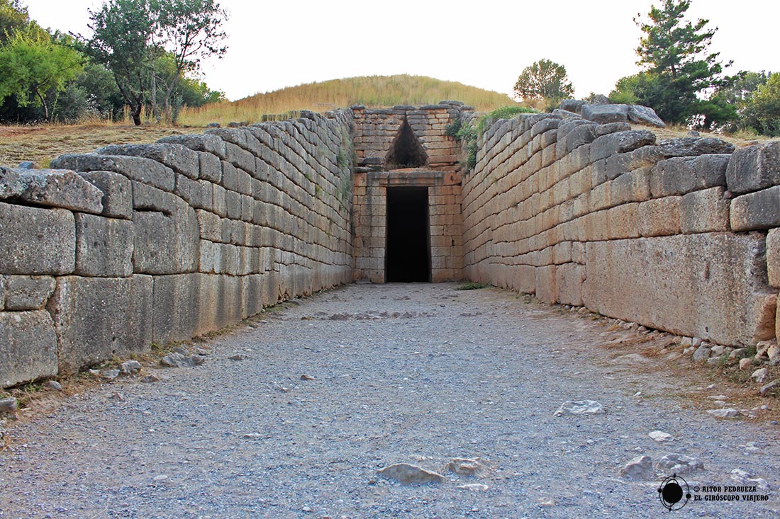 Entrada al tholos del Tesoro de Atreo, relacionado con la tumba de Agamenón