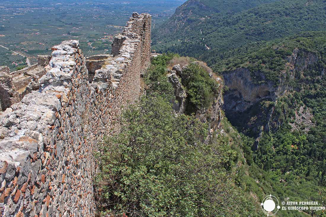 Murallas del castillo de Mystras hacia el acantilado