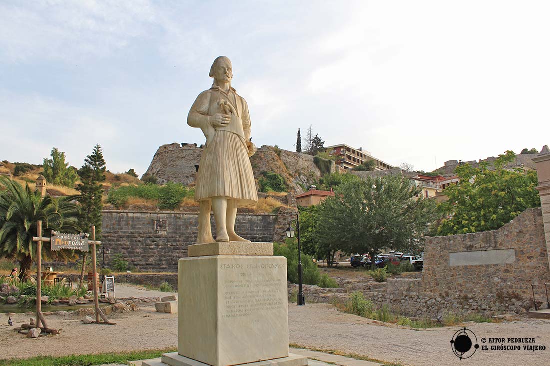 Estatua de Staikos Staikopoulos bajo la Akronafplia