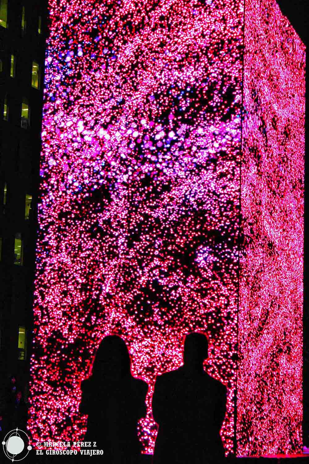 Hipnotizados con el monolito digital del Festival de la LLum en Barcelona ©Marcela Përez Z.