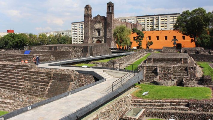 Plaza de las Tres culturas y ruinas arqueológicas de Tlatelolco en Ciudad de México