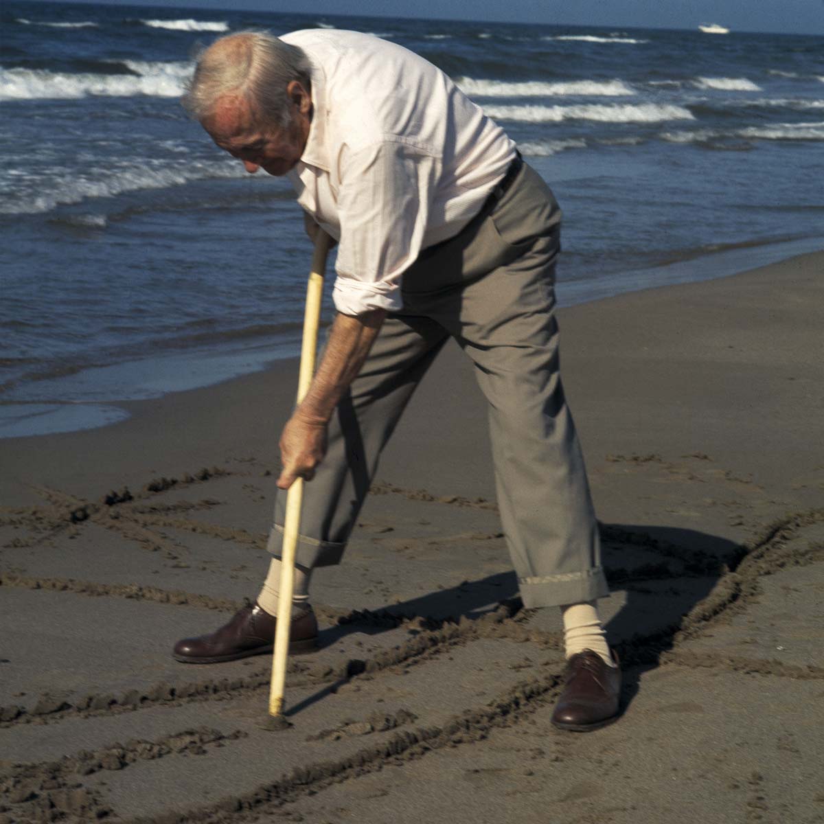 Joan Miró dibujando en la arena