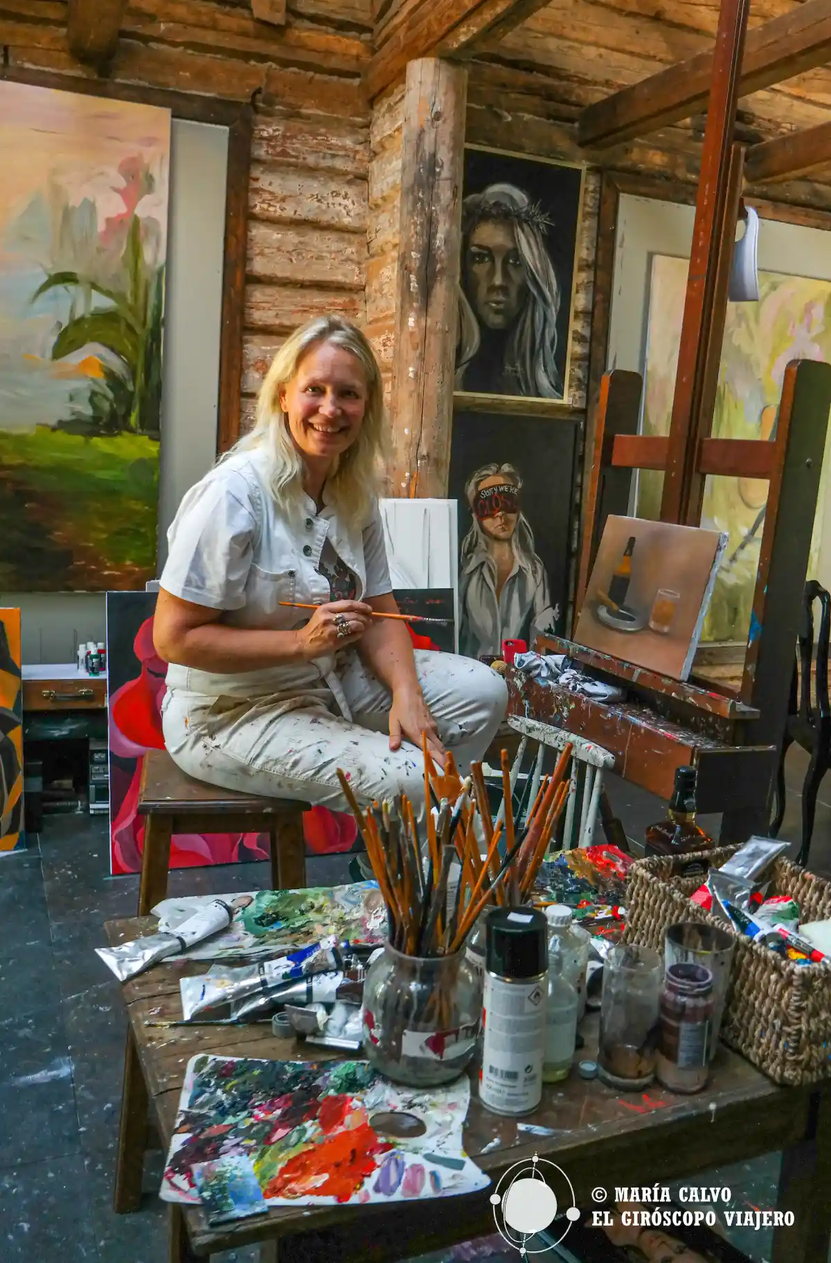 Con Johanna Oras en su taller, una de pintoras más famosas de Finlandia.