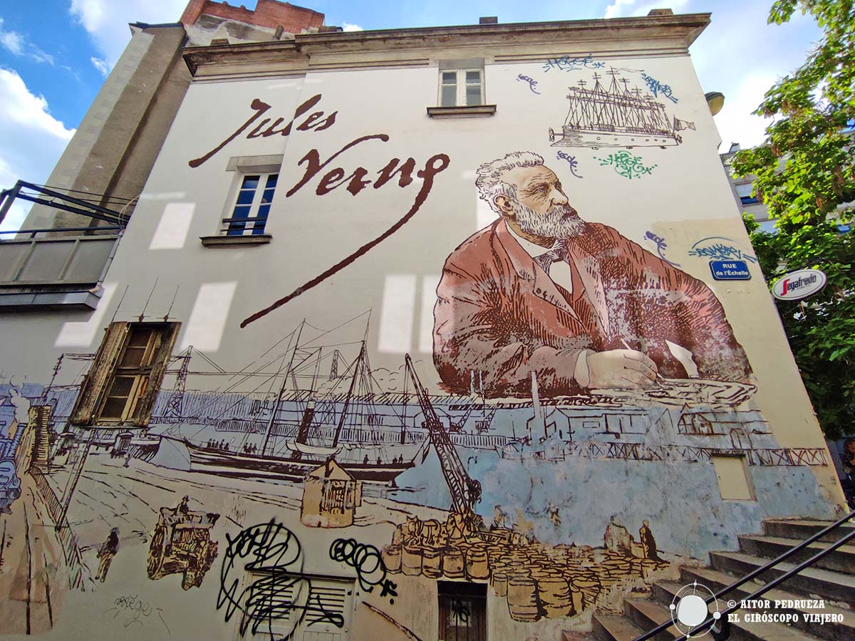 Mural de Julio Verne en las escaleras de la Rue de l'Échelle.