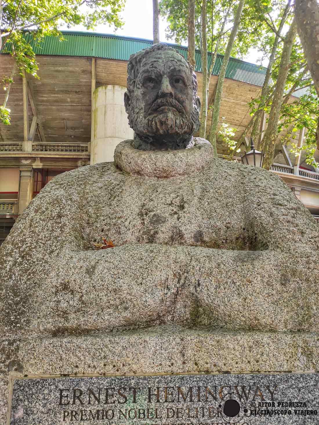 Estatua de Ernest Hemingway junto a la plaza de toros