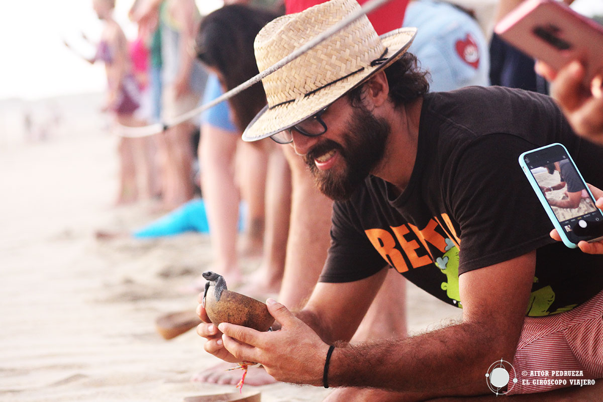 El rostro de la felicidad liberando tortugas en Puerto Escondido