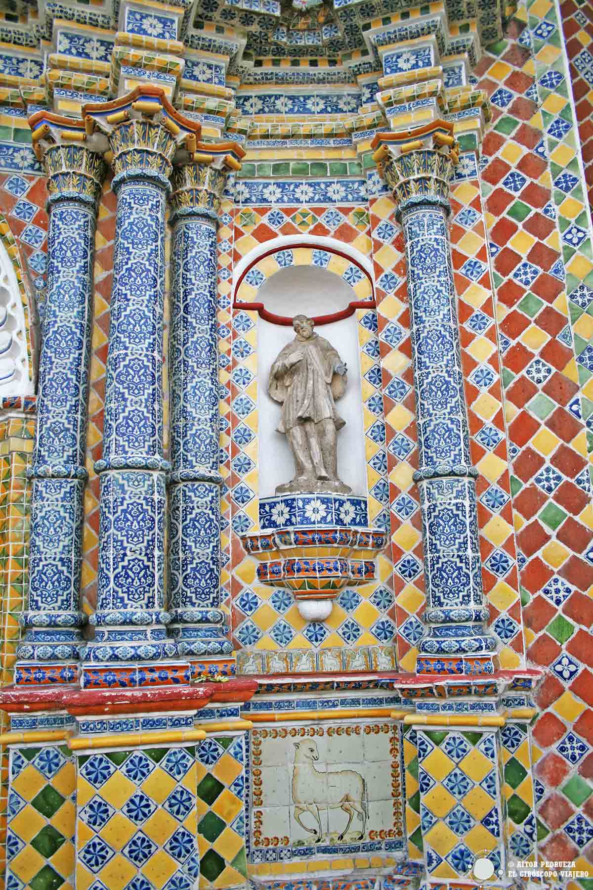 Detalle de la fachada del templo de San Francisco Acatepec