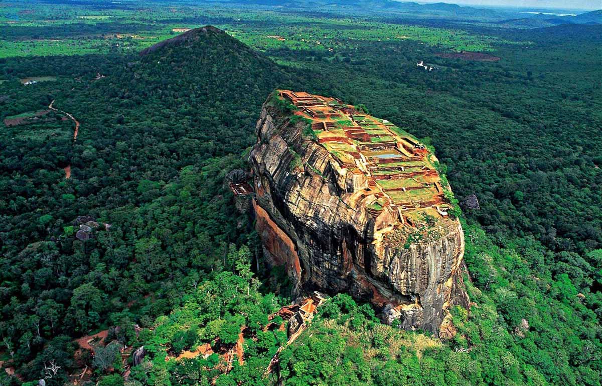 Yacimiento de Sigiriya sobre la "roca del León"
