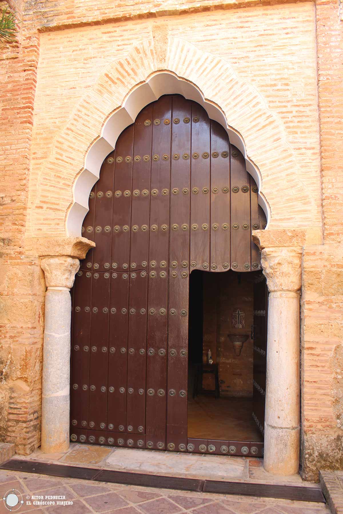 Entrada a la Iglesia de Santa María de la Granada con elementos arquitectónicos de varios estilos