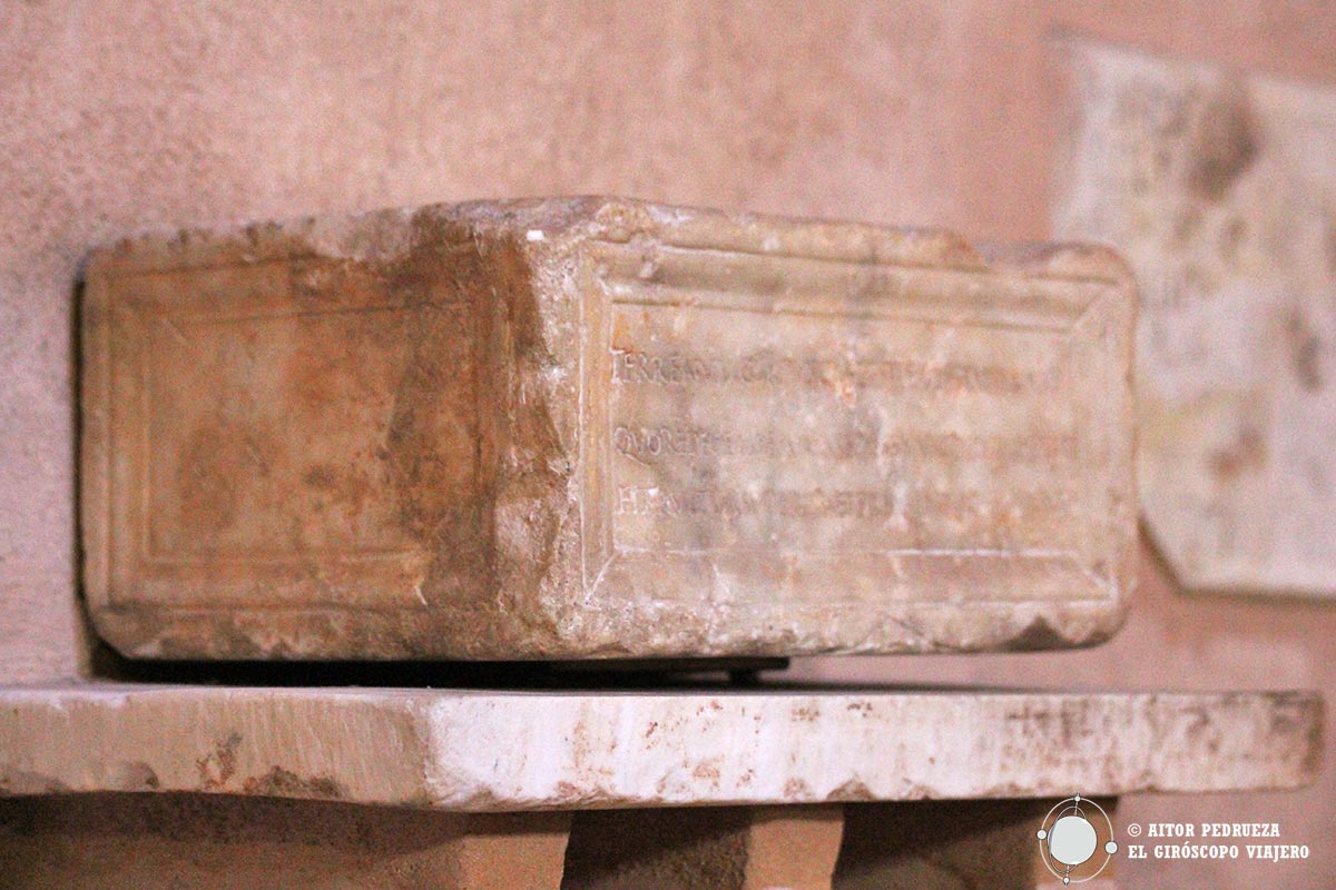 Tabla ornamental en el interior de la iglesia de Santa María de la Granada de Niebla