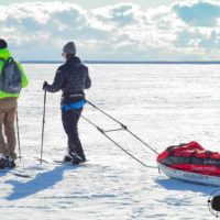 Esquiando sobre el helado mar Báltico en la isla de Nallikari, Oulu, Finlandia