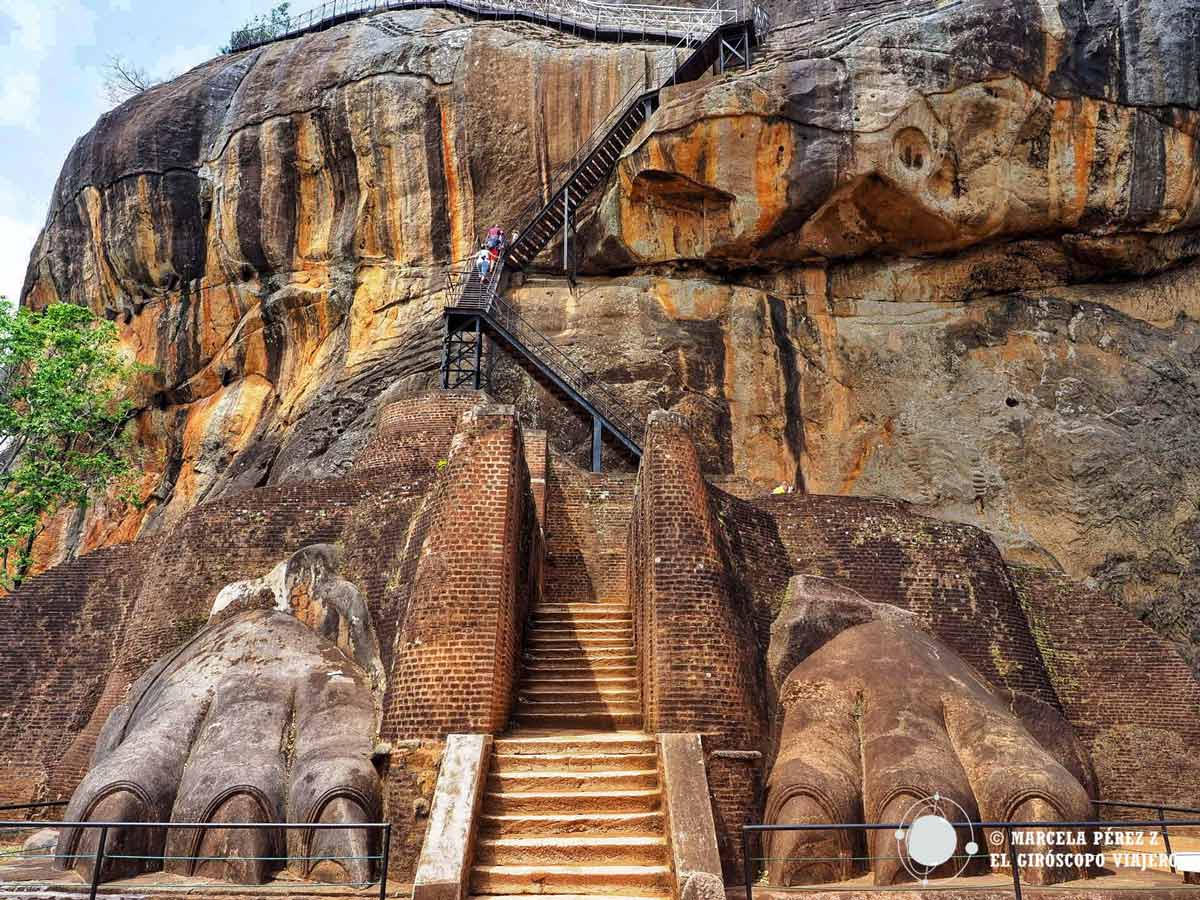 Patas del león en la roca de Sigiriya