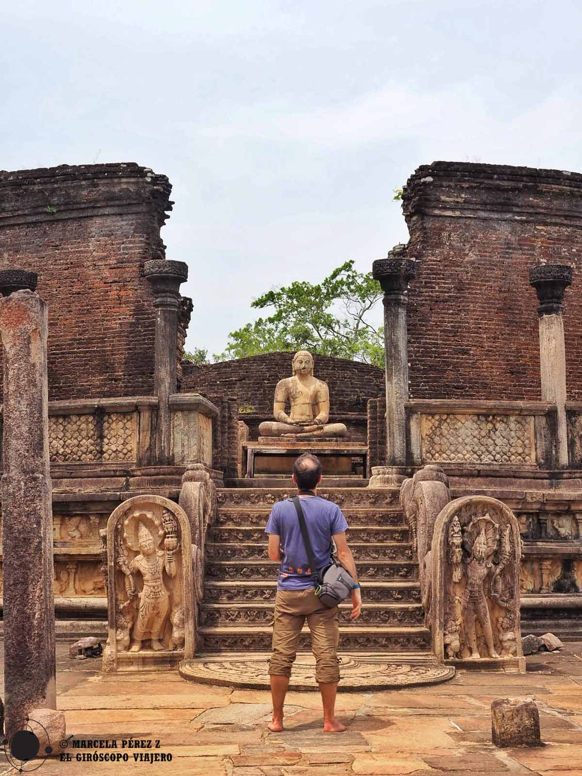 No hay que dar la espalda a las estatuas de Buda para las fotos