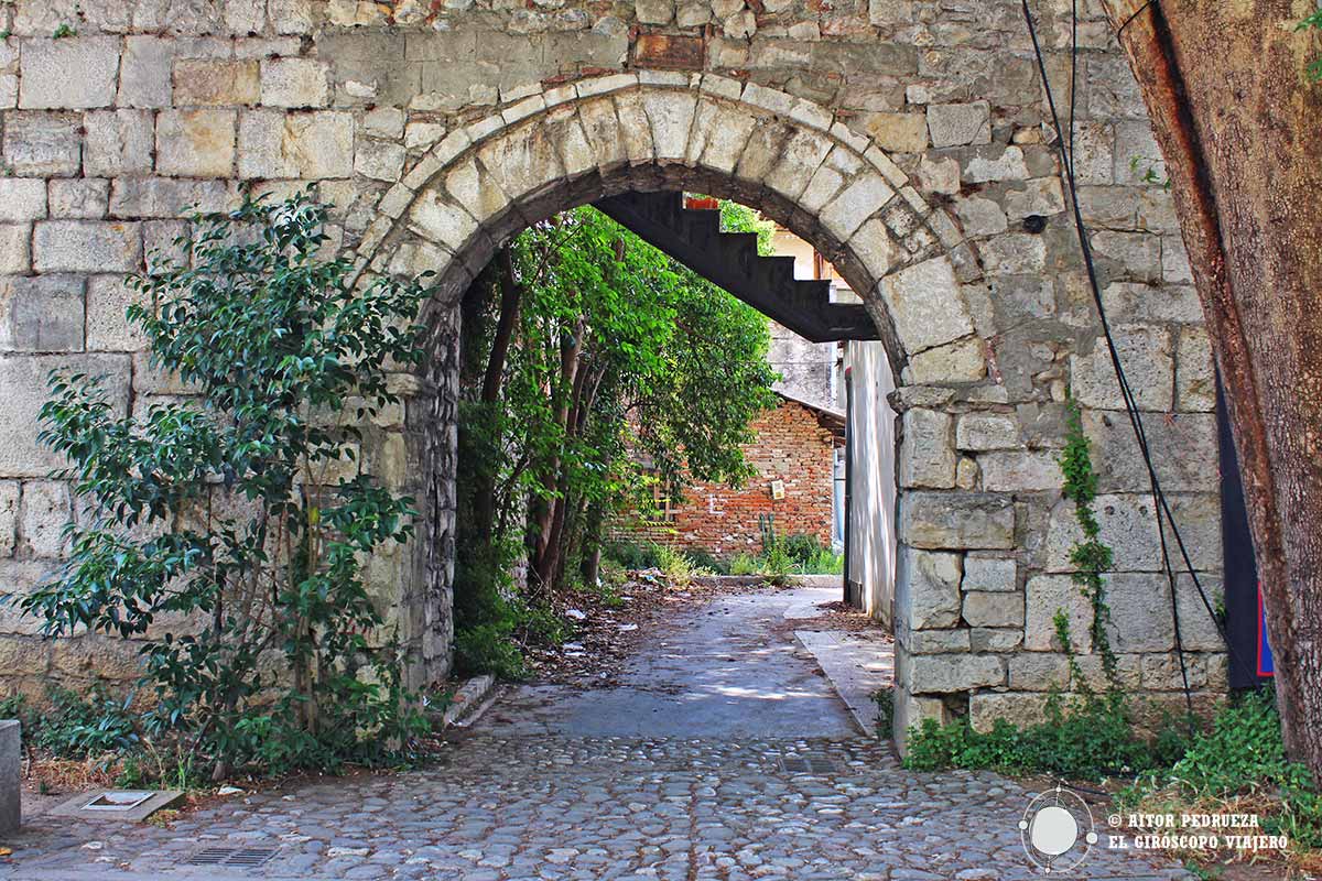 Una de las puertas que se conservan del antiguo Kalaja e Tiranës