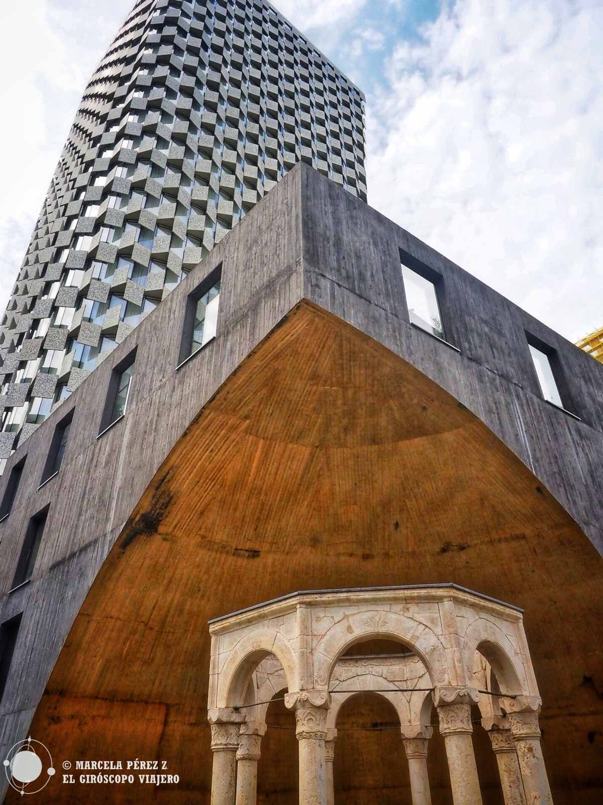 Kapllan Pasha debajo de un gran edificio en el centro de Tirana