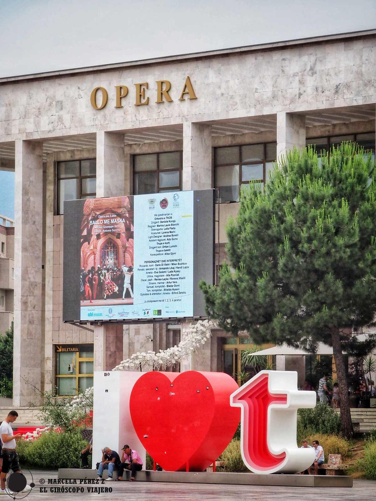 Ópera en la Plaza de Skanderbeg de Tirana