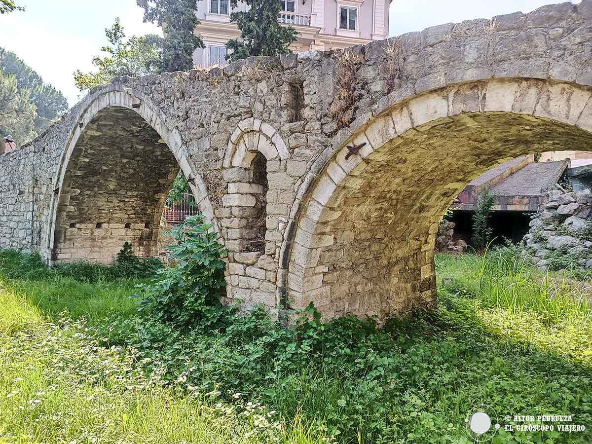 Puente Tabak, en el antiguo barrio de curtidores y carniceros de Tirana