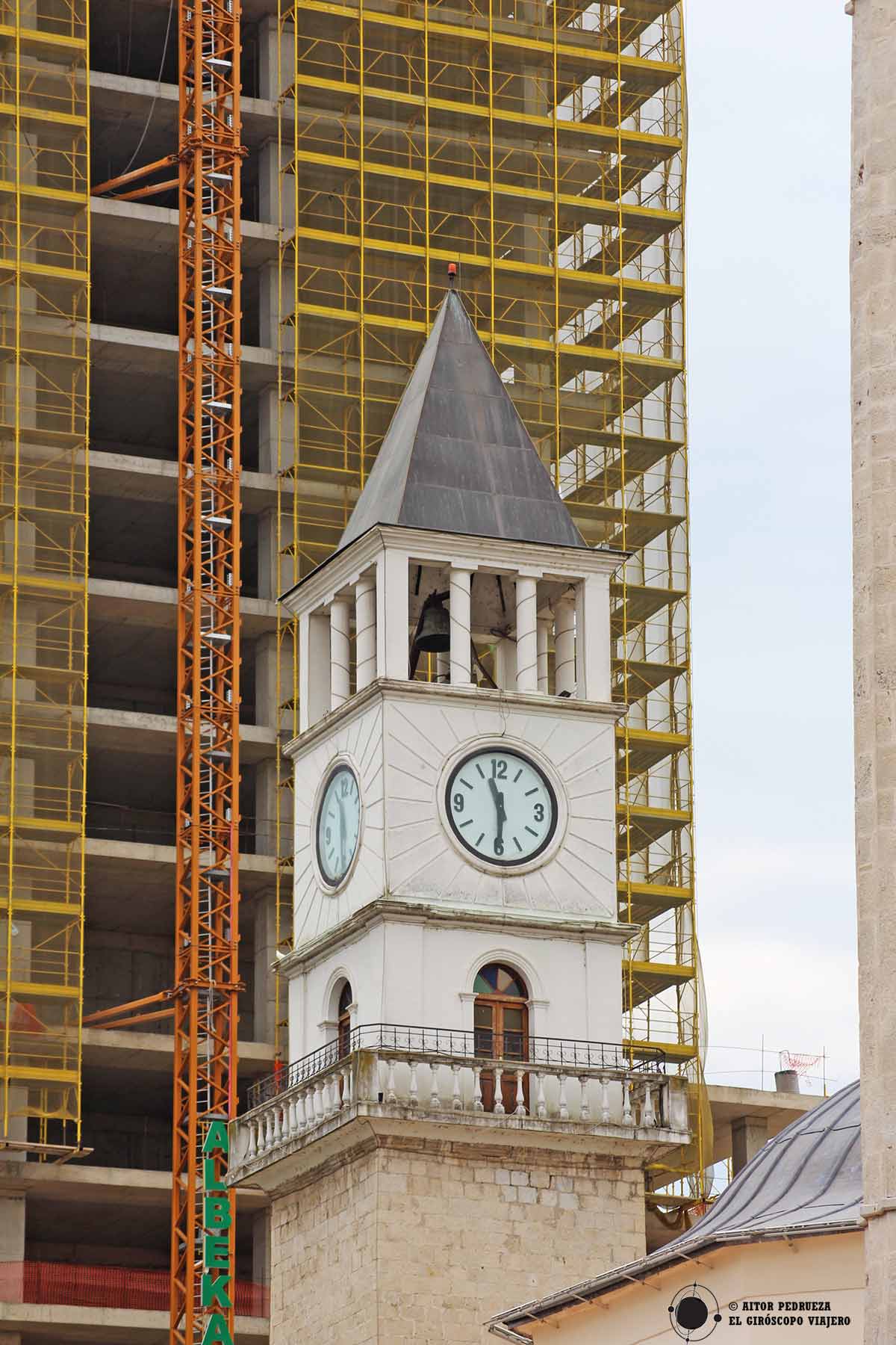 Torre del Reloj "engullida" por el crecimiento urbanístico