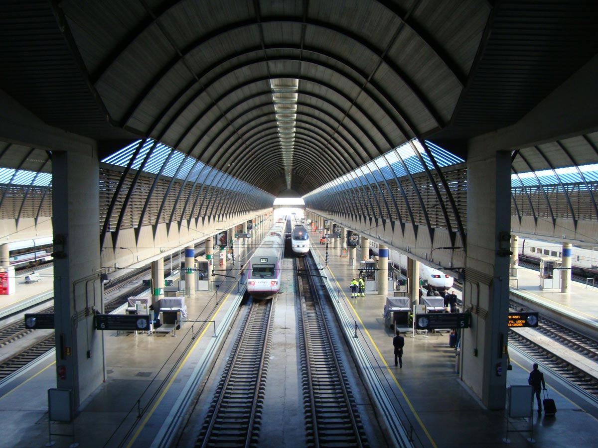 Vista de los andenes de la Estación de Tren de Santa Justa en Sevilla