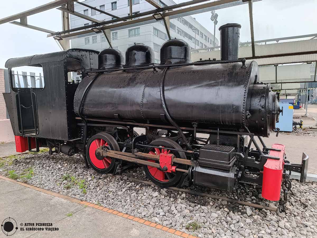 Locomotora en el Museo del ferrocarril de Asturias