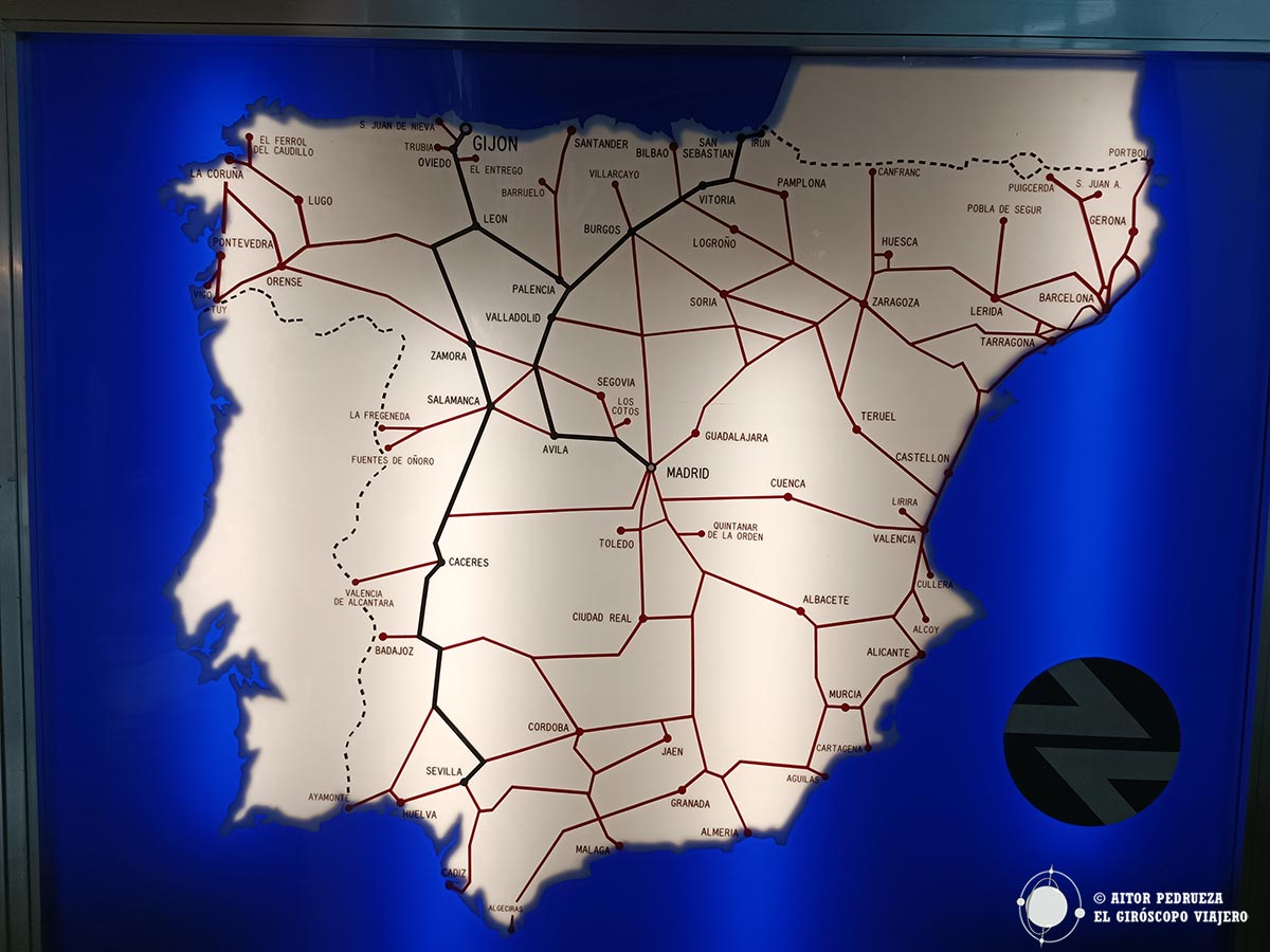 Cartel luminoso antiguo de vías del ferrocarril en España