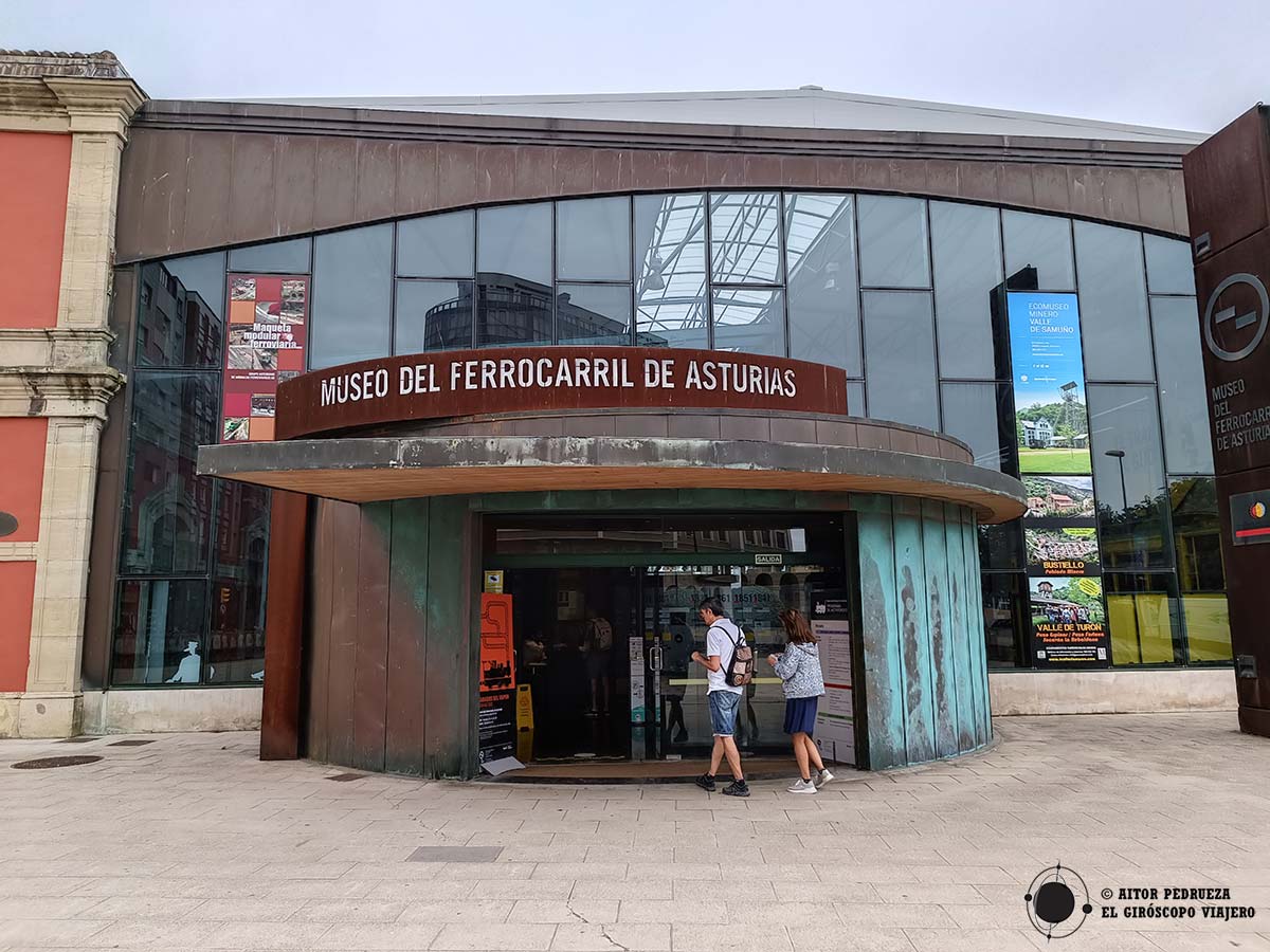 Entrada al Museo del Ferrocarril en Gijón