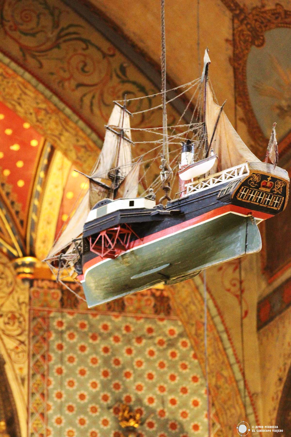 Barco colgado en el interior de la iglesia de San Juan Bautista