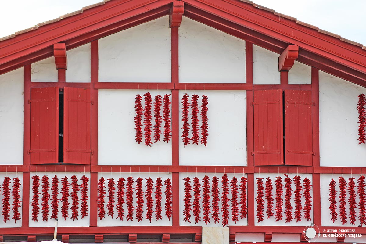 El rojo de los pimientos de Espelette se solapa con las fachadas de las casas