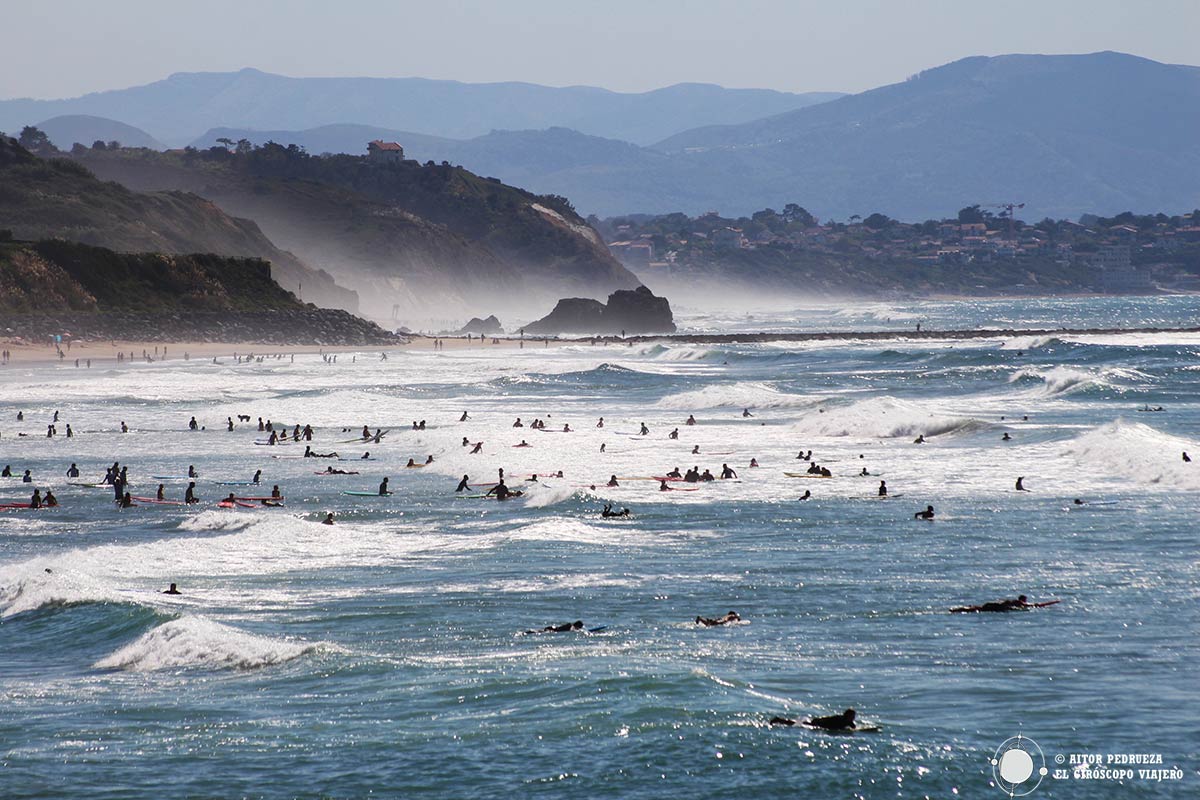 La costa del País Vasco francés es muy apreciada para los amantes del surf